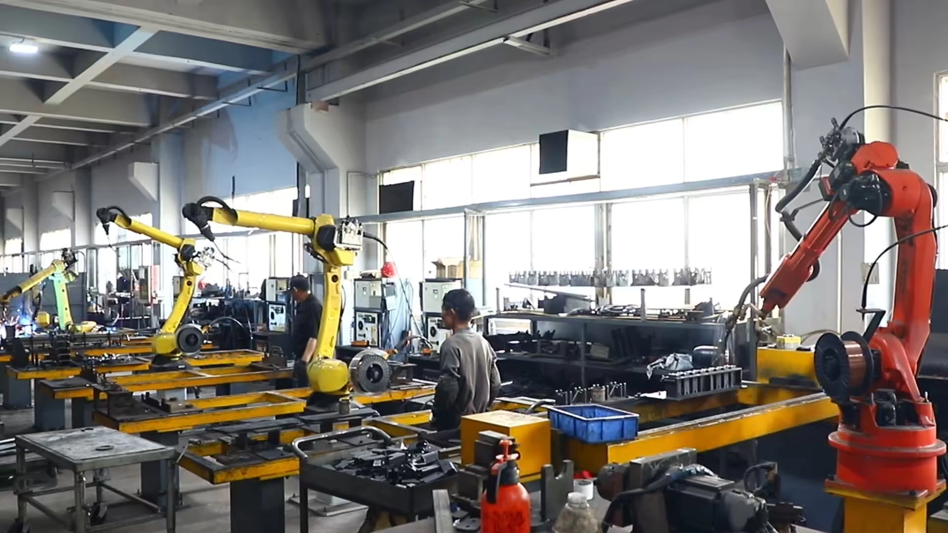 Accueil 9 Industrial robot workstations and workers on a workshop production line